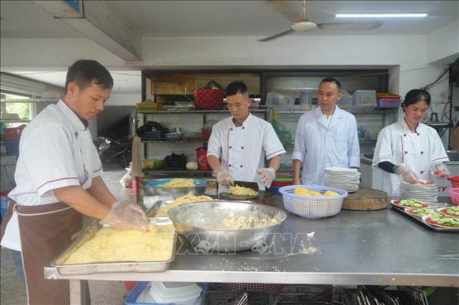 Kiểm tra việc chấp hành quy định vệ sinh an toàn thực phẩm tại các cơ sở kinh doanh trên địa bàn phường Sầm Sơn. Ảnh: Hoa Mai - TTXVN